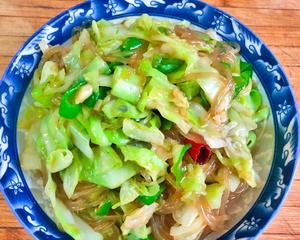 必备家常菜包菜炒粉条（卷心菜炒粉条）的做法 步骤6